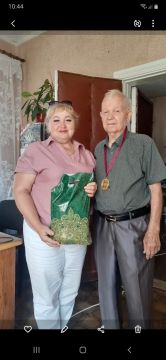 Сегодня начальник Великочерниговского отдела жизнеобеспечения Ильченко С.И. поздравила жителя села Великая Черниговка Харьковского Василия Даниловича с 85-летним юбилеем!