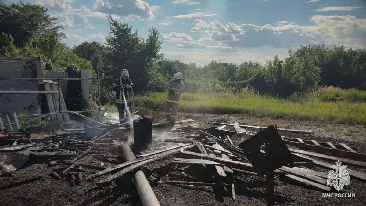 Житель ЛНР пытался потушить пожар, но попал в больницу Житель ЛНР пытался потушить пожар, но попал в больницу