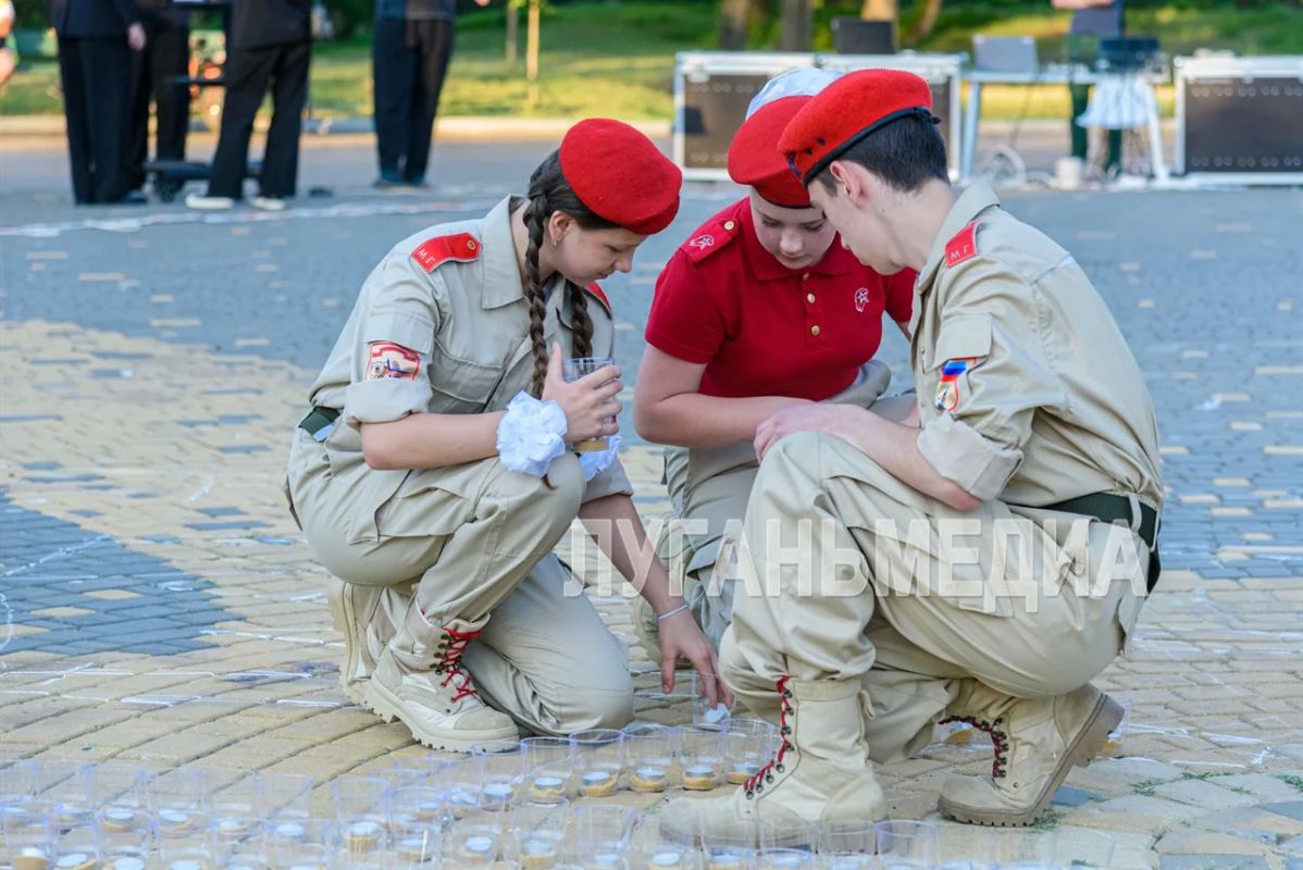 В День памяти и скорби луганские активисты зажгли тысячи свечей в память о погибших в годы Великой Отечественной войны В День памяти и скорби луганские активисты зажгли тысячи свечей в память о погибших в годы Великой Отечественной войны