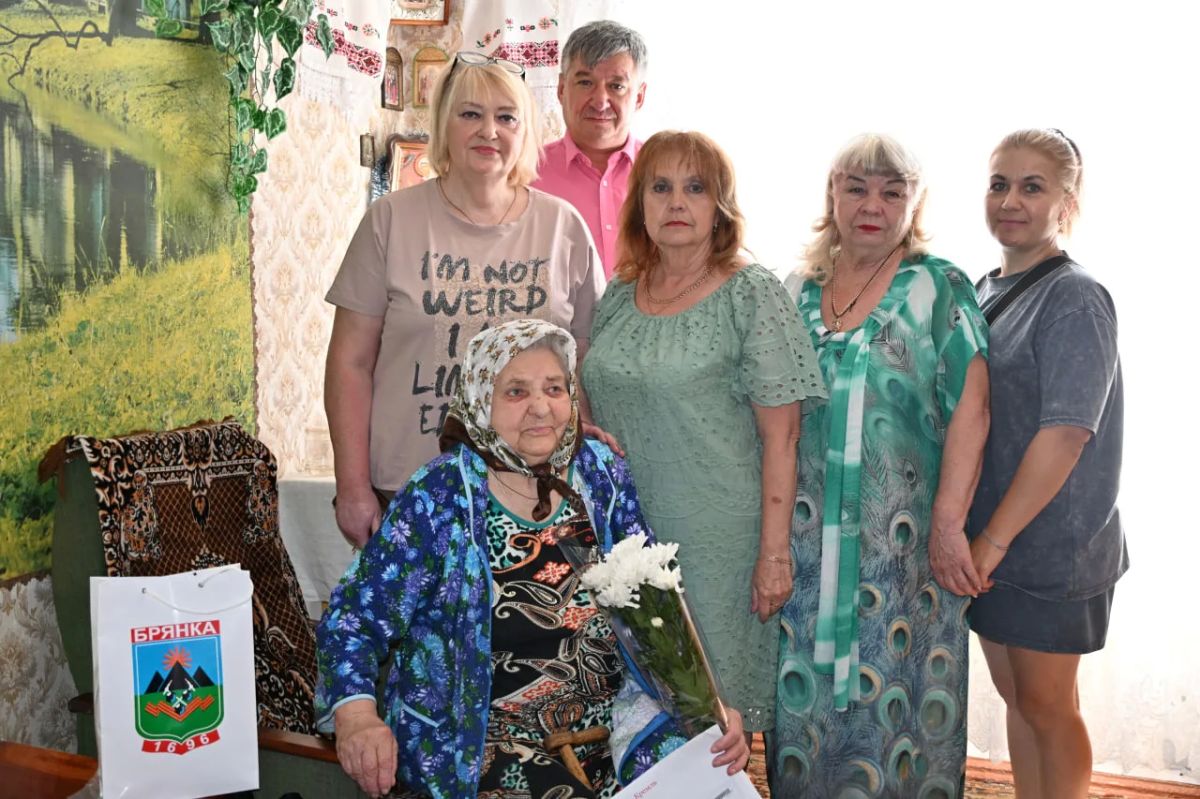 С днём рождения, Мария Васильевна: в Брянке поздравили ветерана с 96-летием С днём рождения, Мария Васильевна: в Брянке поздравили ветерана с 96-летием