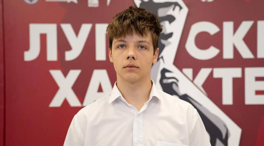 Выпускник Луганской специализированной школы № 5 имени Даля Глеб Мажник, набравший 100 баллов на едином государственном экзамене по химии, мечтает стать стоматологом, чтобы помогать людям