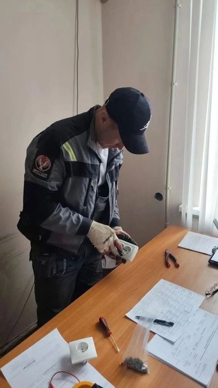 Удмуртские электрики провели ревизию проводки в административном здании города Лутугино Удмуртские электрики провели ревизию проводки в административном здании города Лутугино