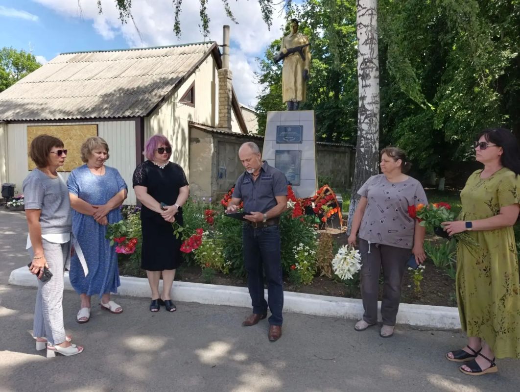 В Фащевке сотрудники отдела по обеспечению жизнедеятельности, библиотеки и клуба «Горняк» возложили цветы к мемориалу В Фащевке сотрудники отдела по обеспечению жизнедеятельности, библиотеки и клуба «Горняк» возложили цветы к мемориалу