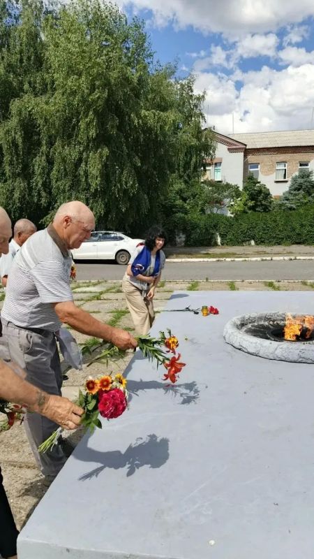В День памяти и скорби рубежанские единороссы организовали митинг около памятника погибшим освободителям города В День памяти и скорби рубежанские единороссы организовали митинг около памятника погибшим освободителям города
