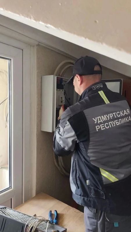 Удмуртские электрики провели ревизию проводки в административном здании города Лутугино