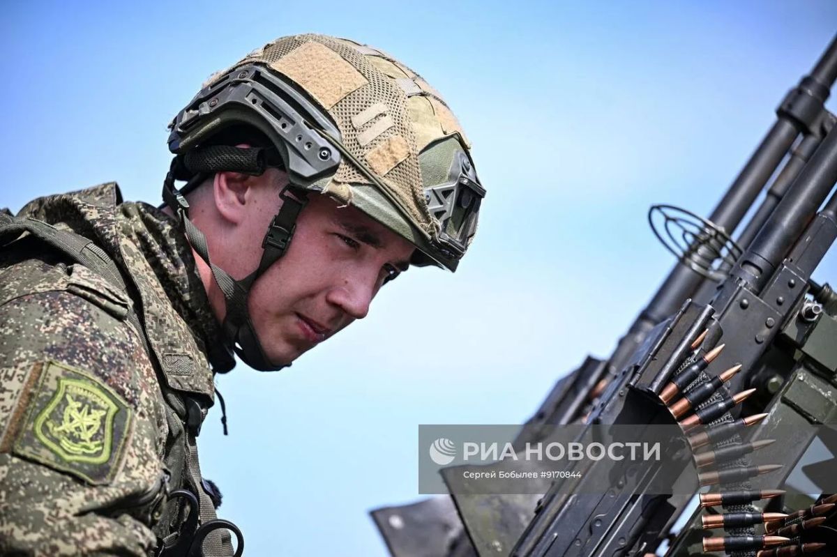 Кадры боевой подготовке мобильных огневых групп 1-го мотострелкового полка 2-й мотострелковой дивизии 1-й танковой армии группировки войск «Запад» на одном из полигонов ЛНР Кадры боевой подготовке мобильных огневых групп 1-го мотострелкового полка 2-й мотострелковой дивизии 1-й танковой армии группировки войск «Запад» на одном из полигонов ЛНР