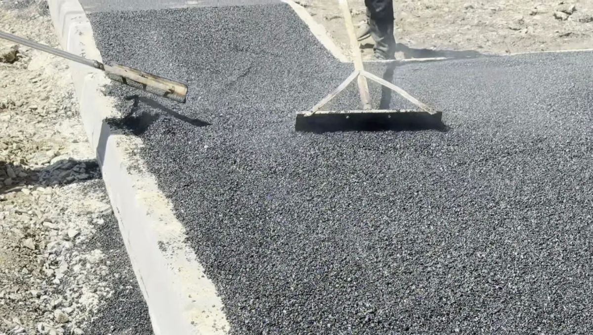 В Краснодоне, во дворе Микроцентр 25, стартовали работы по благоустройству тротуаров В Краснодоне, во дворе Микроцентр 25, стартовали работы по благоустройству тротуаров
