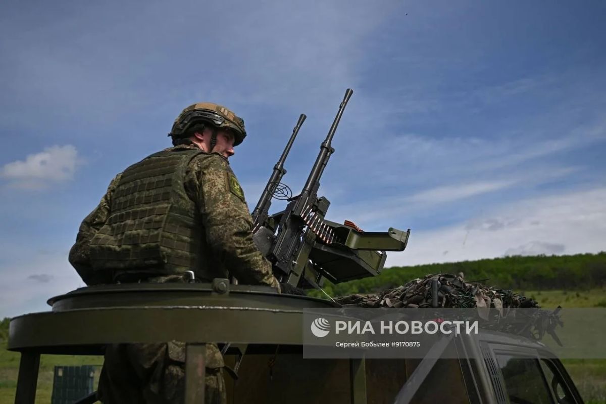 Кадры боевой подготовке мобильных огневых групп 1-го мотострелкового полка 2-й мотострелковой дивизии 1-й танковой армии группировки войск «Запад» на одном из полигонов ЛНР Кадры боевой подготовке мобильных огневых групп 1-го мотострелкового полка 2-й мотострелковой дивизии 1-й танковой армии группировки войск «Запад» на одном из полигонов ЛНР