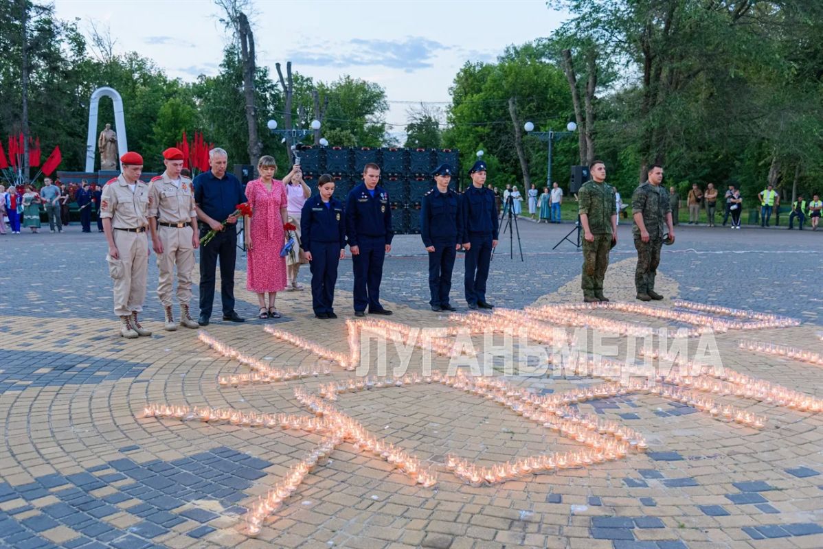 В День памяти и скорби луганские активисты зажгли тысячи свечей в память о погибших в годы Великой Отечественной войны В День памяти и скорби луганские активисты зажгли тысячи свечей в память о погибших в годы Великой Отечественной войны