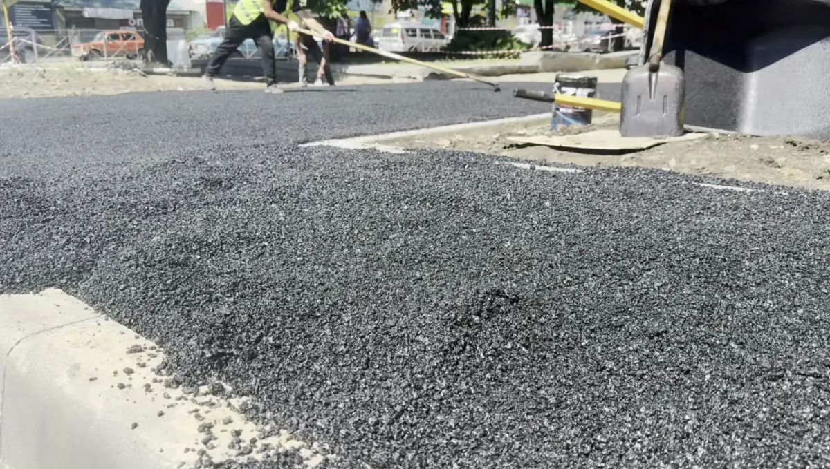 В Краснодоне, во дворе Микроцентр 25, стартовали работы по благоустройству тротуаров В Краснодоне, во дворе Микроцентр 25, стартовали работы по благоустройству тротуаров