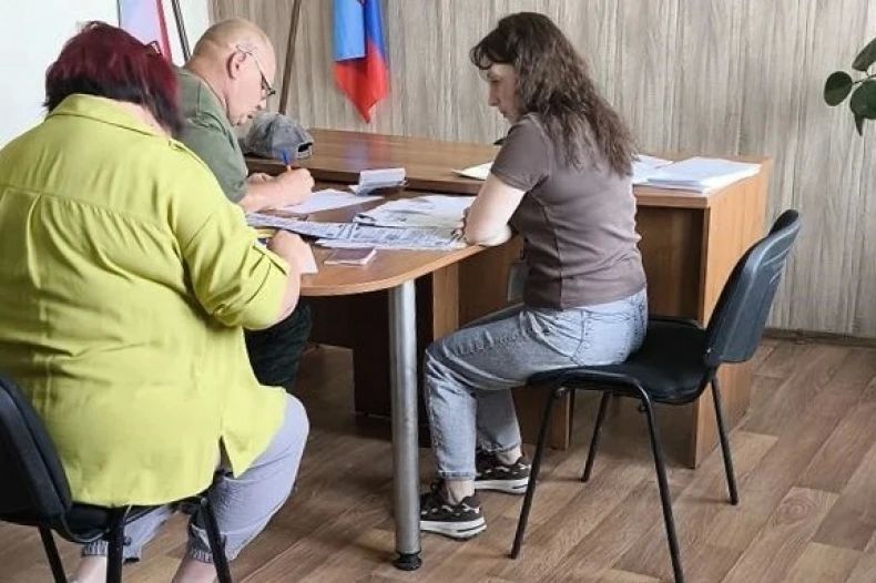 Социальная защита рядом: специалисты Республиканского центра провели выездной приём жителей Червонопартизанска Социальная защита рядом: специалисты Республиканского центра провели выездной приём жителей Червонопартизанска
