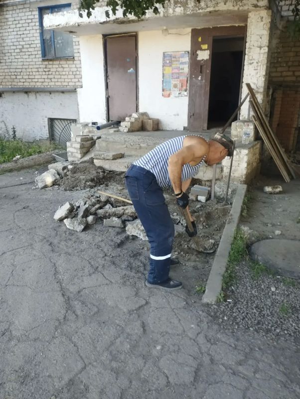 Единая управляющая компания проводит обновление входных групп мноэтажек г. Ровеньки Единая управляющая компания проводит обновление входных групп мноэтажек г. Ровеньки