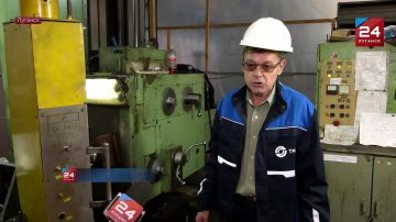 Память, высеченная в камне: на заводе «Лугамаш» открыли мемориальную доску, посвященную сотрудникам, погибшим в ходе СВО