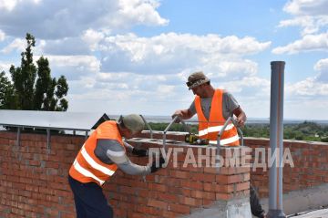 Специалисты региона-шефа Оренбургской области ремонтируют кровли домов в Перевальском м.о