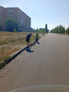 Сотрудники МУП «ДЭП города Рубежное» активно проводят мероприятия по содержанию улично-дорожной сети