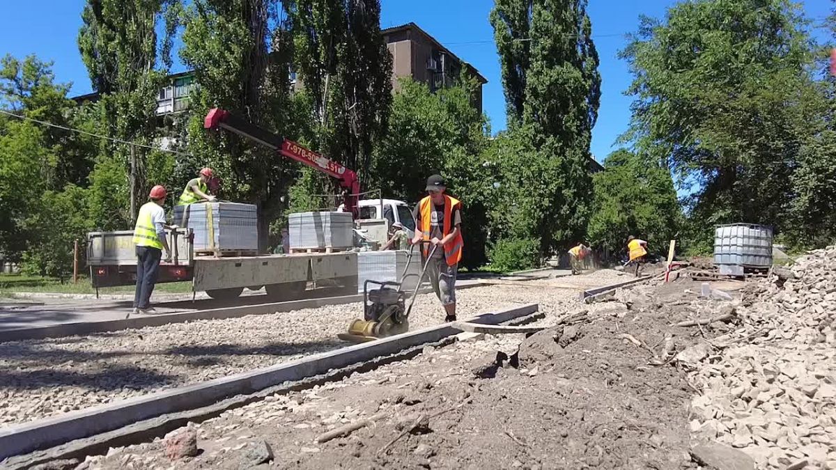 Г. КИРОВСК. БУЛЬВАР ПОБЕДЫ В Кировске представители местного отделения партии «Единая Россия» вместе с депутатами Народного Совета ЛНР контролируют, как идёт благоустройство Бульвара 40 Победы