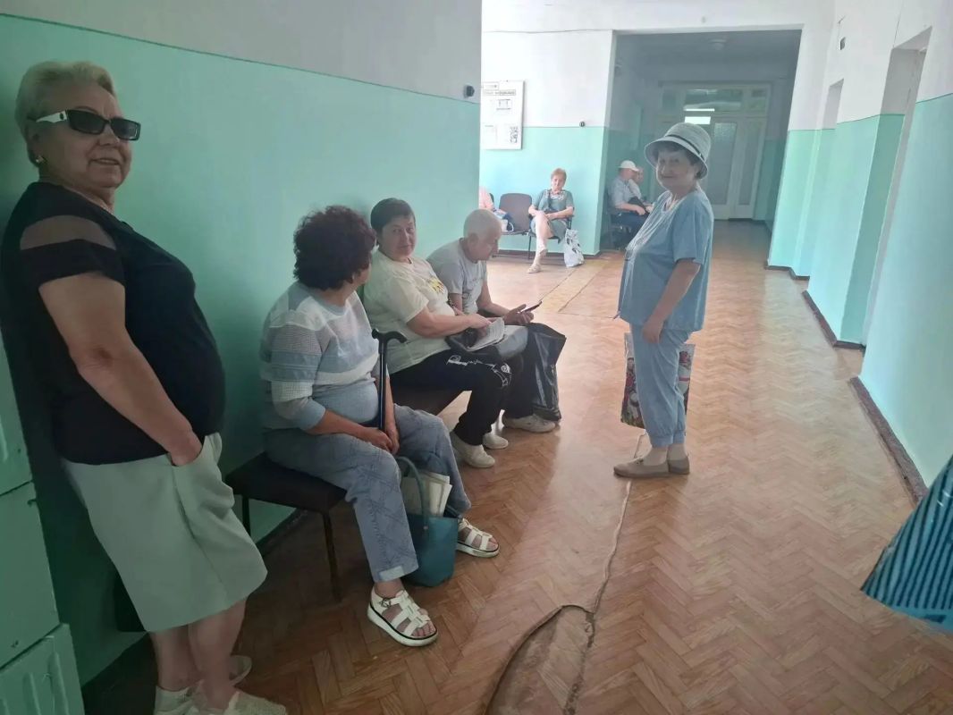 Сегодня в г. Петровское проведен прием выездной бригадой медицинских работников г. Красный Луч Сегодня в г. Петровское проведен прием выездной бригадой медицинских работников г. Красный Луч