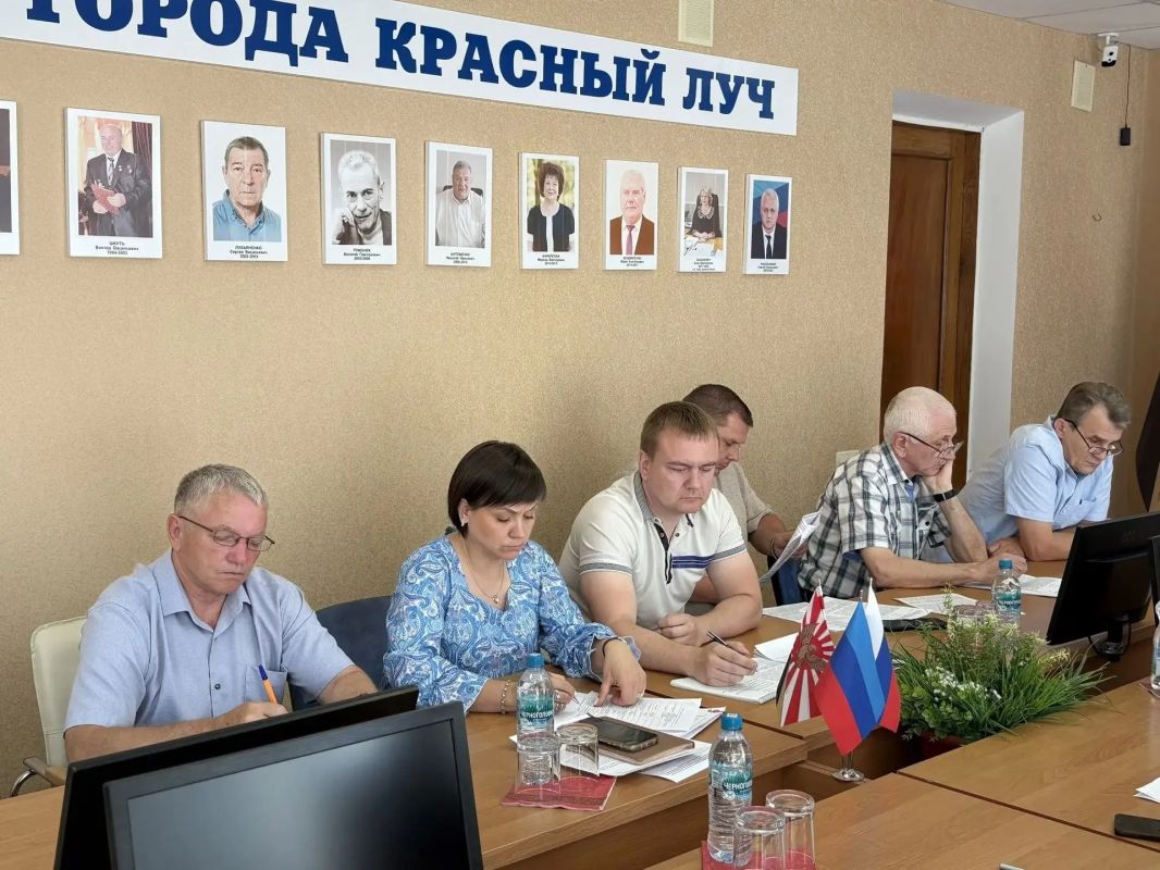 Сегодня провел рабочее совещание с руководителями ресурсоснабжающих организаций города Сегодня провел рабочее совещание с руководителями ресурсоснабжающих организаций города