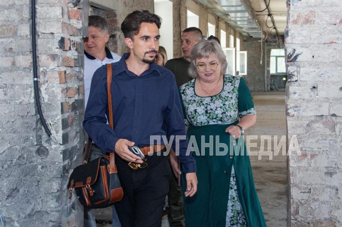 Представители луганских властей посетили работы в молодежном центре «Юность»