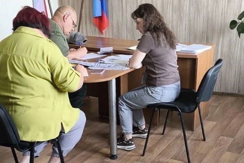 Социальная защита рядом: специалисты Республиканского центра провели выездной приём жителей Червонопартизанска Социальная защита рядом: специалисты Республиканского центра провели выездной приём жителей Червонопартизанска