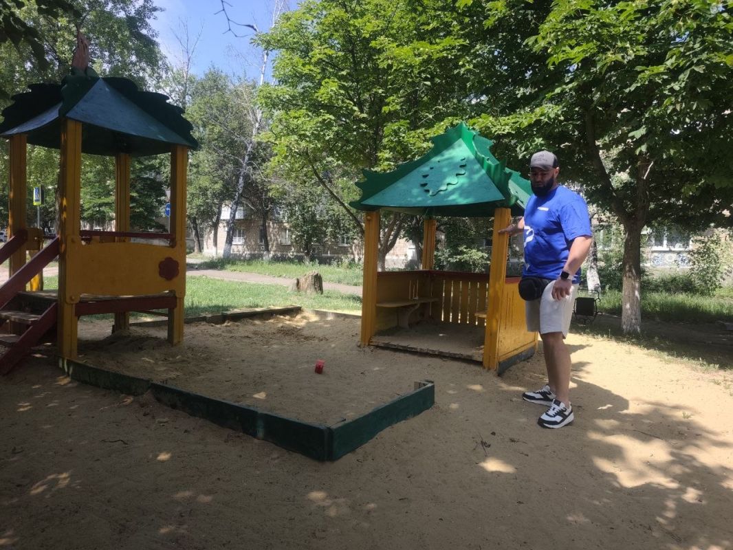 Активисты местного отделения партии «Единая Россия», представители администрации провели мониторинг безопасности на детской площадке в сквере Влюблённых в городе Молодогвардейске Активисты местного отделения партии «Единая Россия», представители администрации провели мониторинг безопасности на детской площадке в сквере Влюблённых в городе Молодогвардейске