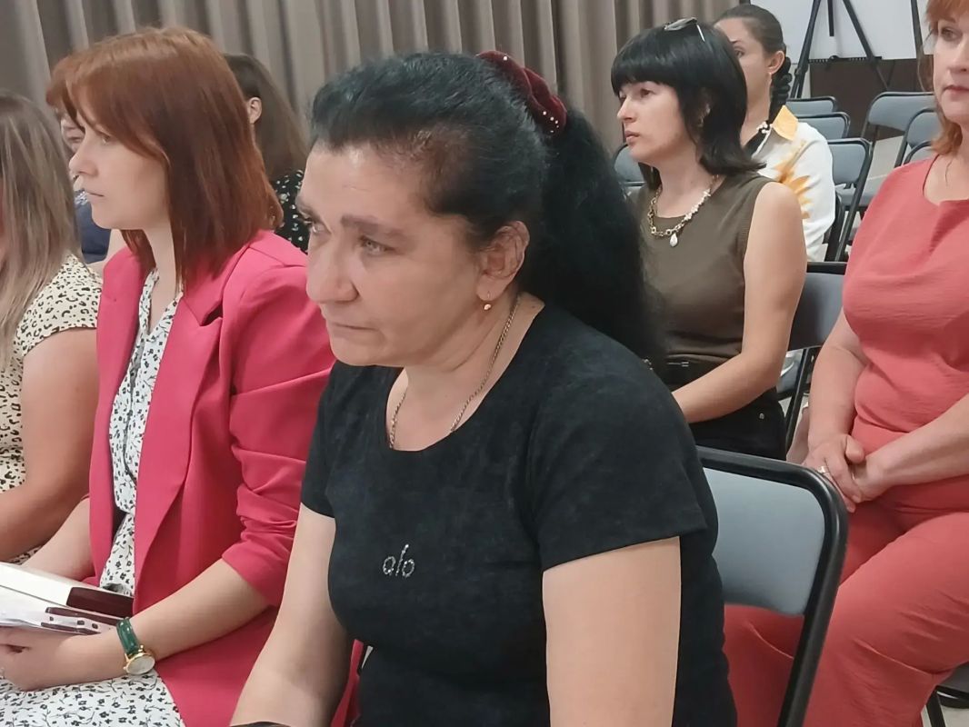 Сегодня в ДК Станицы Луганской прошло мероприятие на котором начальник отдела социального и пенсионного обеспечения военного комиссариата Станично-Луганского МО Екатерина Малоухова вручила государственную награду семье... Сегодня в ДК Станицы Луганской прошло мероприятие на котором начальник отдела социального и пенсионного обеспечения военного комиссариата Станично-Луганского МО Екатерина Малоухова вручила государственную награду семье...