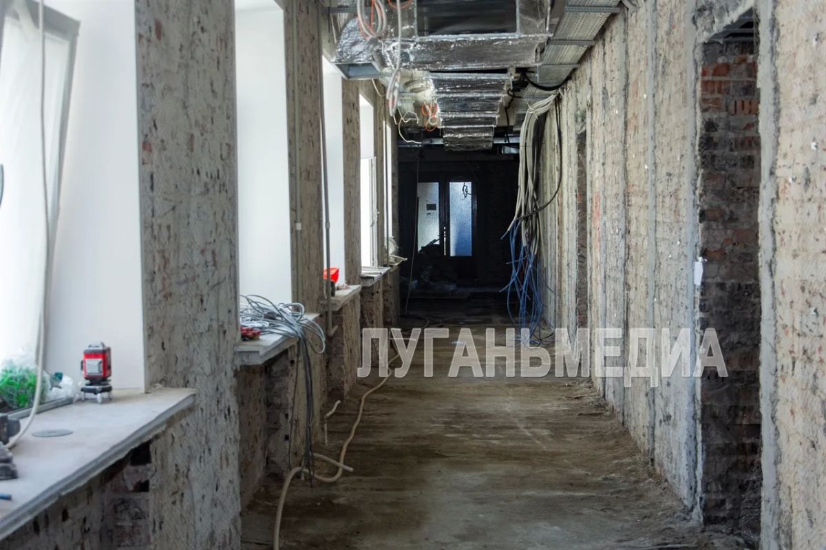 Представители луганских властей посетили работы в молодежном центре «Юность» Представители луганских властей посетили работы в молодежном центре «Юность»