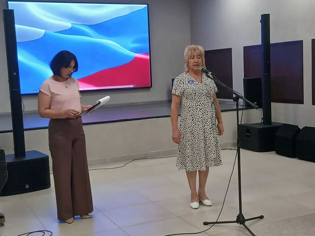 Сегодня в ДК Станицы Луганской прошло мероприятие на котором начальник отдела социального и пенсионного обеспечения военного комиссариата Станично-Луганского МО Екатерина Малоухова вручила государственную награду семье... Сегодня в ДК Станицы Луганской прошло мероприятие на котором начальник отдела социального и пенсионного обеспечения военного комиссариата Станично-Луганского МО Екатерина Малоухова вручила государственную награду семье...