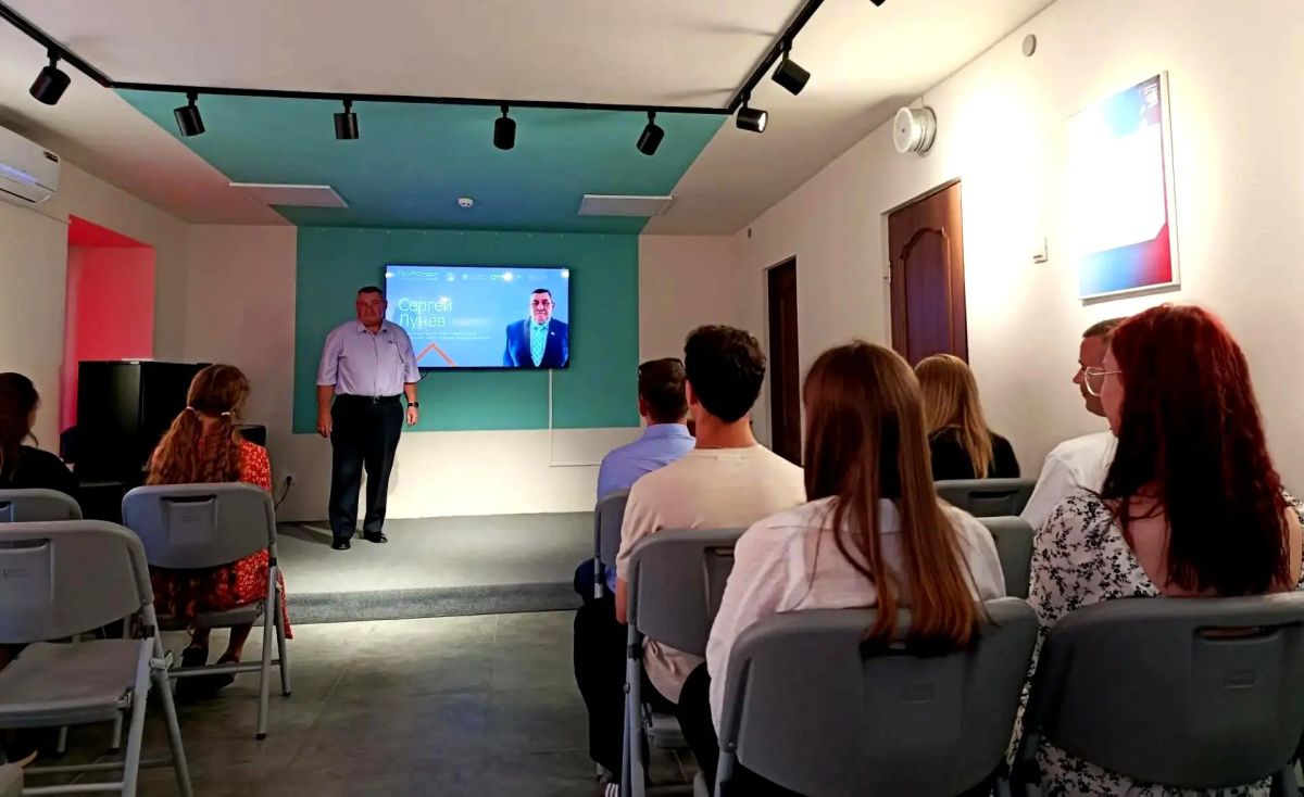 В рамках федерального проекта «ГосСтарт.Диалог» в молодежном центре «Скрепка» состоялась неформальная встреча заместителя Председателя Совета и муниципального депутата Сергея Лунёва с молодежью Новоайдарского округа В рамках федерального проекта «ГосСтарт.Диалог» в молодежном центре «Скрепка» состоялась неформальная встреча заместителя Председателя Совета и муниципального депутата Сергея Лунёва с молодежью Новоайдарского округа
