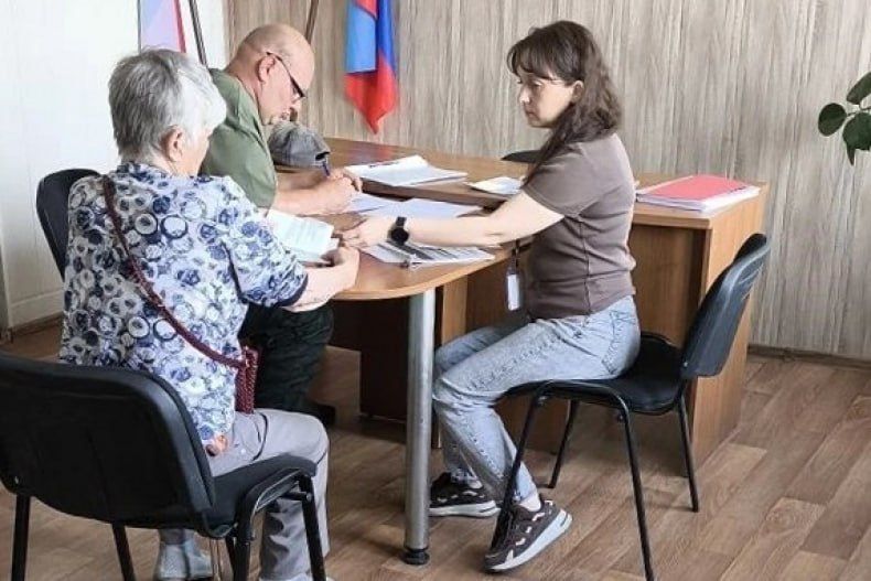 Социальная защита рядом: специалисты Республиканского центра провели выездной приём жителей Червонопартизанска Социальная защита рядом: специалисты Республиканского центра провели выездной приём жителей Червонопартизанска