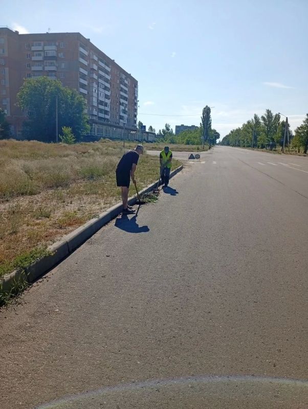 Сотрудники МУП «ДЭП города Рубежное» активно проводят мероприятия по содержанию улично-дорожной сети