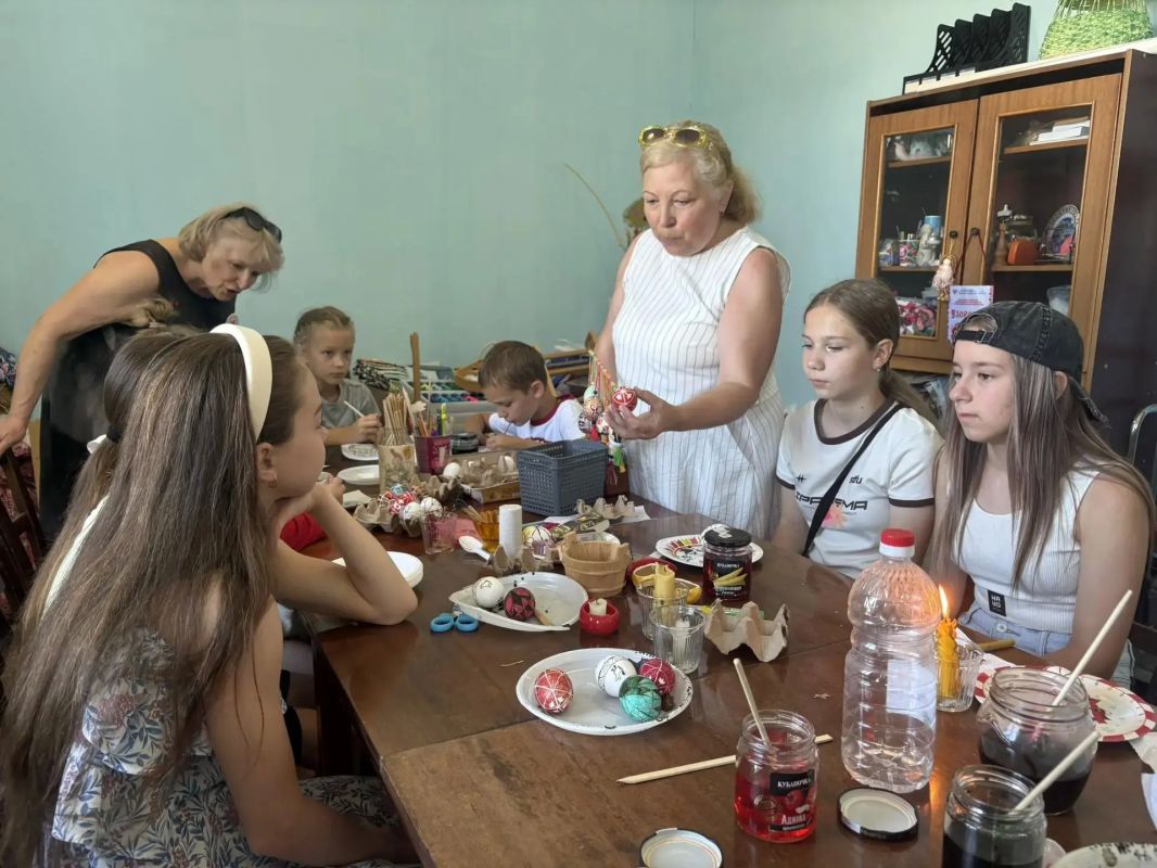 В Краснодонском Дворце культуры им. «Молодой гвардии» прошёл увлекательный мастер-класс для детей по декоративно-прикладному искусству В Краснодонском Дворце культуры им. «Молодой гвардии» прошёл увлекательный мастер-класс для детей по декоративно-прикладному искусству