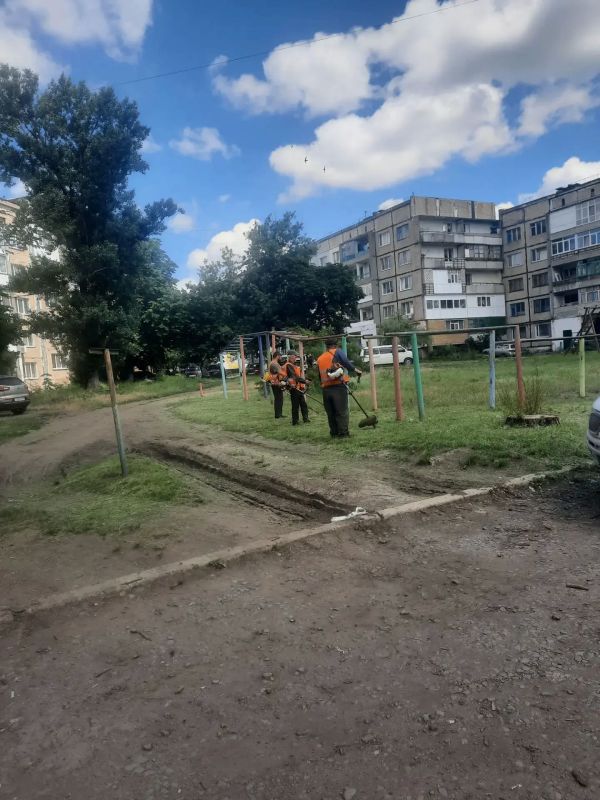 Сотрудники МУП«Спецкомавтотранс» города Ровеньки продолжают плановые работы по благоустройству городского округа Сотрудники МУП«Спецкомавтотранс» города Ровеньки продолжают плановые работы по благоустройству городского округа