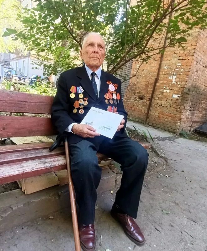 100-летний юбилей отмечает луганчанин Анатолий Дрожжин 100-летний юбилей отмечает луганчанин Анатолий Дрожжин