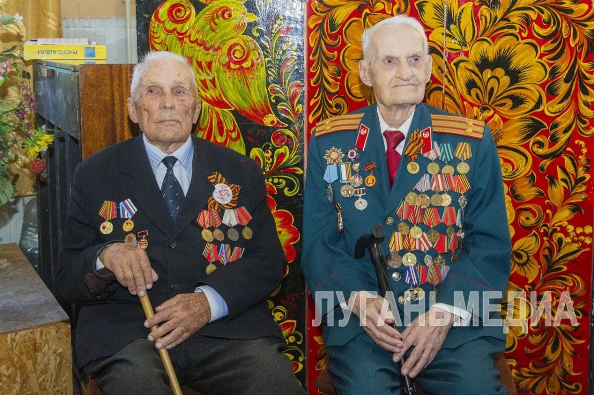 В Луганске со столетним юбилеем поздравили ветерана труда В Луганске со столетним юбилеем поздравили ветерана труда