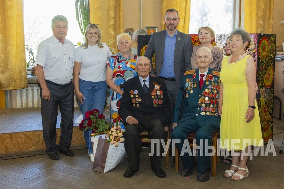 В Луганске со столетним юбилеем поздравили ветерана труда В Луганске со столетним юбилеем поздравили ветерана труда