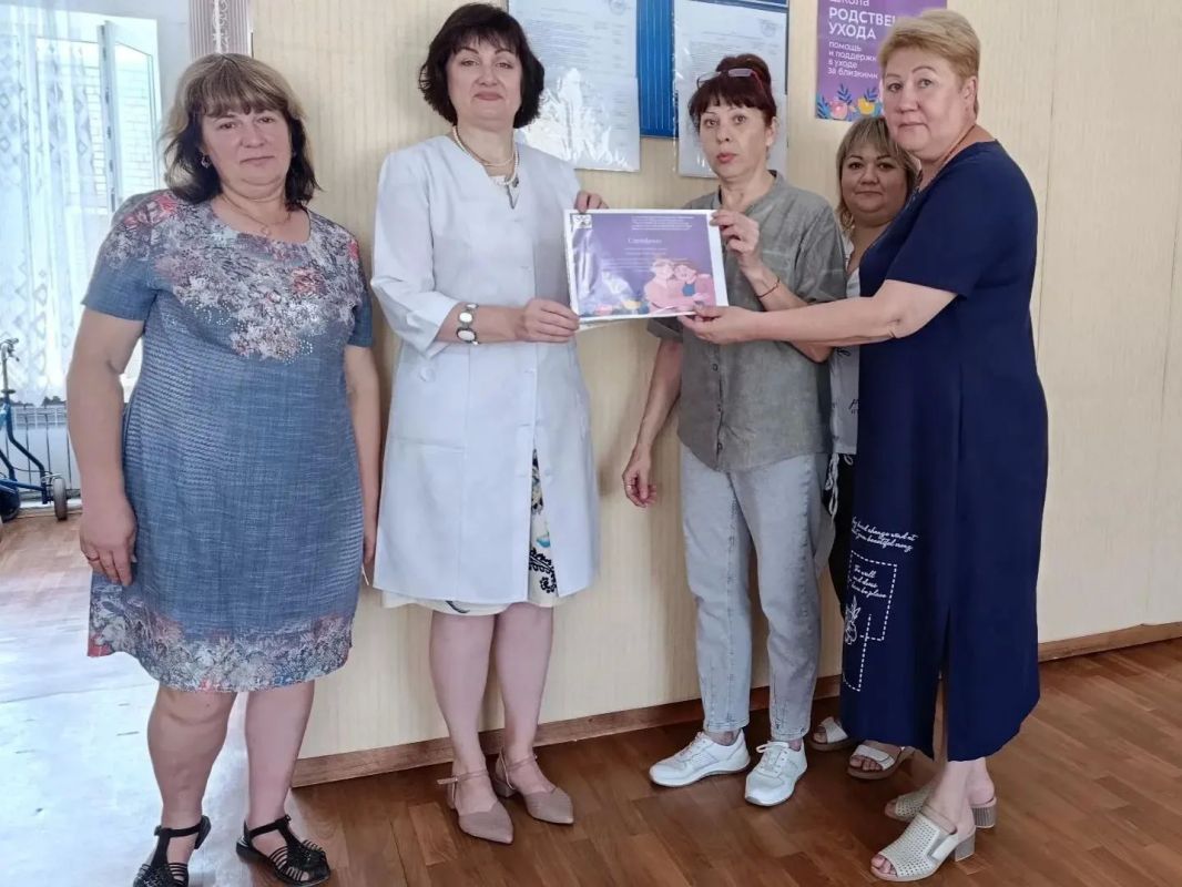 В Первомайском комплексном центре социального обслуживания населения состоялось значимое событие — вручение сертификатов первым выпускникам «Школы ухода» В Первомайском комплексном центре социального обслуживания населения состоялось значимое событие — вручение сертификатов первым выпускникам «Школы ухода»