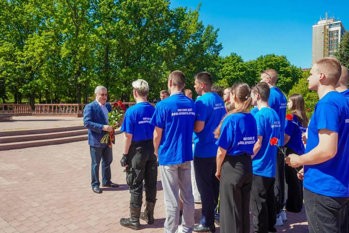 В Луганске почтили память ветеранов боевых действий (фоторепортаж) В Луганске почтили память ветеранов боевых действий (фоторепортаж)