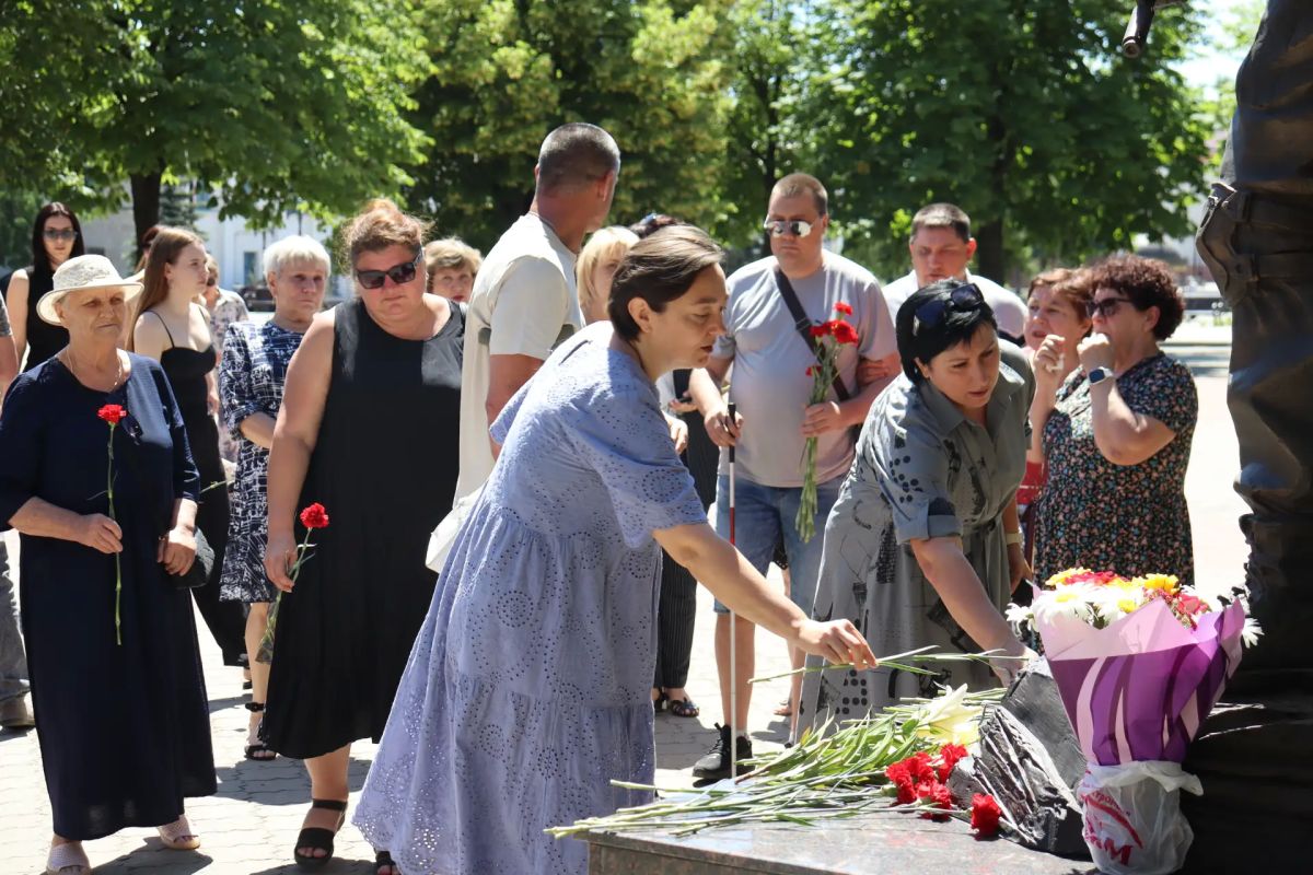На мемориальном комплексе «Вечный огонь» прошло торжественное возложение цветов, приуроченное ко Дню ветеранов боевых действий На мемориальном комплексе «Вечный огонь» прошло торжественное возложение цветов, приуроченное ко Дню ветеранов боевых действий