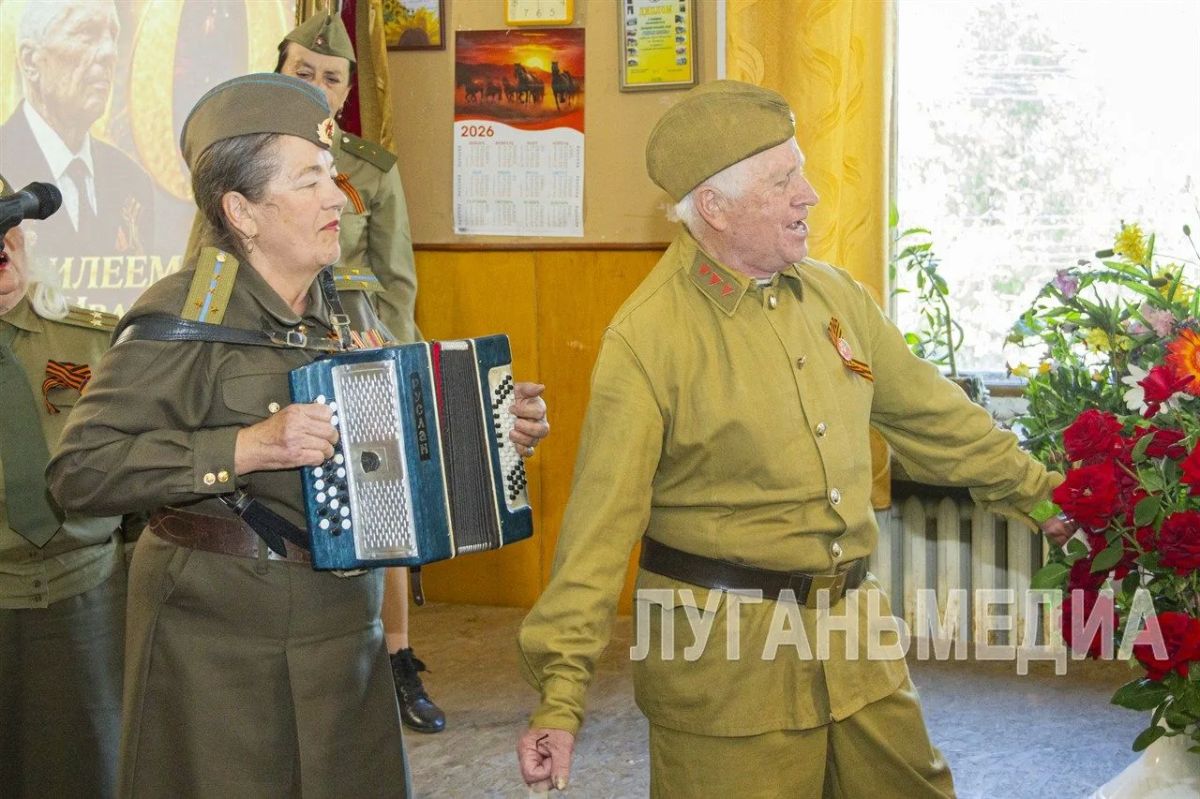 В Луганске со столетним юбилеем поздравили ветерана труда В Луганске со столетним юбилеем поздравили ветерана труда