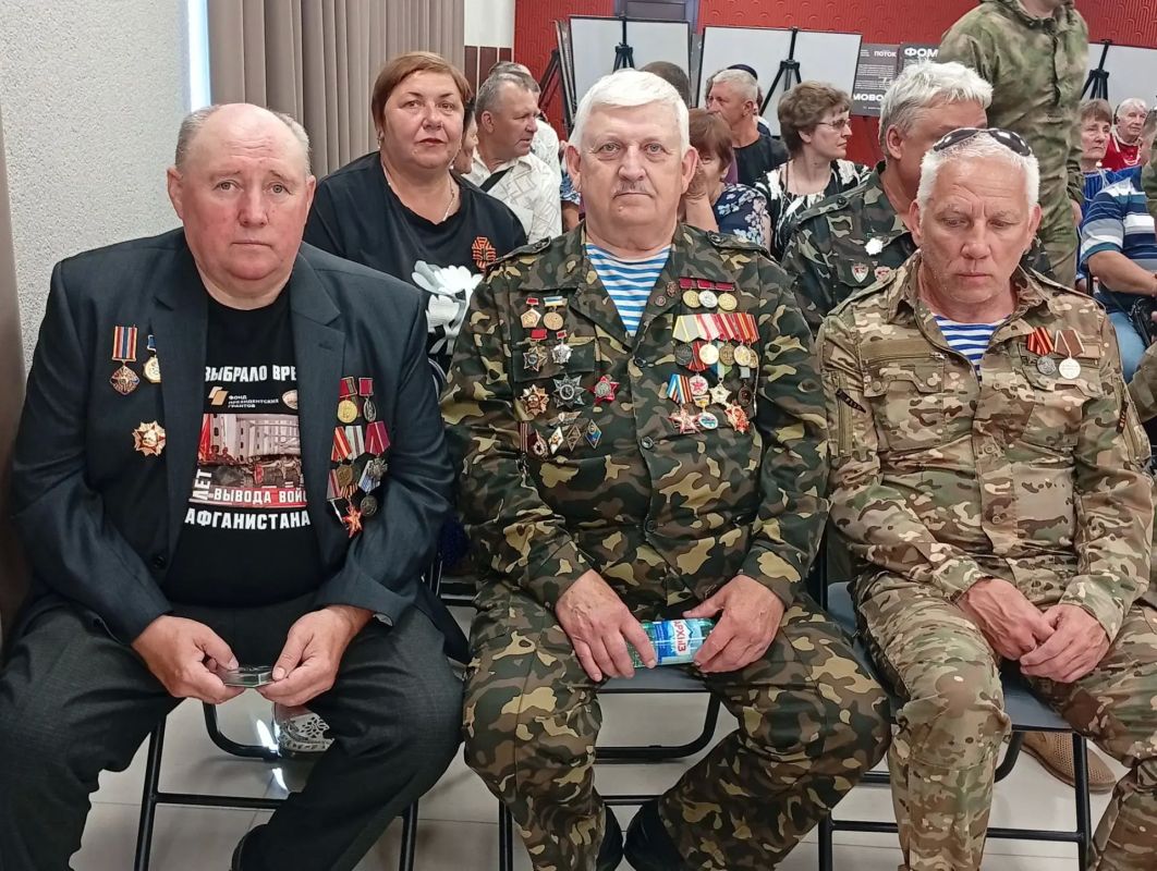 В Станично-Луганском округе почтили память и мужество ветеранов боевых действий В Станично-Луганском округе почтили память и мужество ветеранов боевых действий