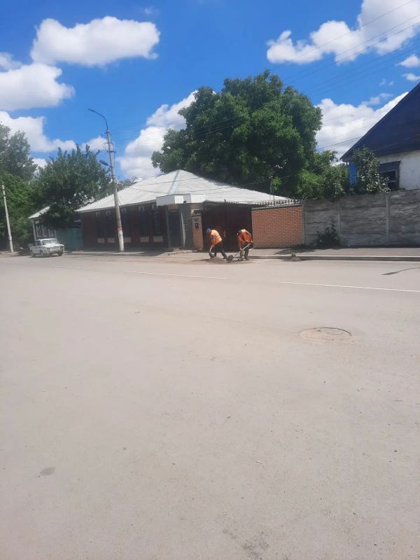 Сотрудники МУП«Спецкомавтотранс» города Ровеньки продолжают плановые работы по благоустройству городского округа Сотрудники МУП«Спецкомавтотранс» города Ровеньки продолжают плановые работы по благоустройству городского округа
