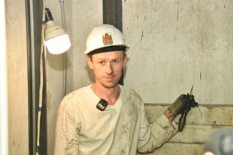 В кв. 60 лет СССР, 13 продолжается установка нового лифтового оборудования В кв. 60 лет СССР, 13 продолжается установка нового лифтового оборудования