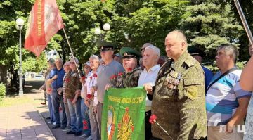 Митинг и возложение цветов в День ветеранов боевых действий состоялись у памятника воинам-интернационалистам в центре Луганска