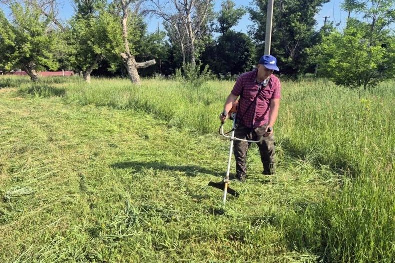 В селе Медвежанка провели регулярный покос травы В селе Медвежанка провели регулярный покос травы