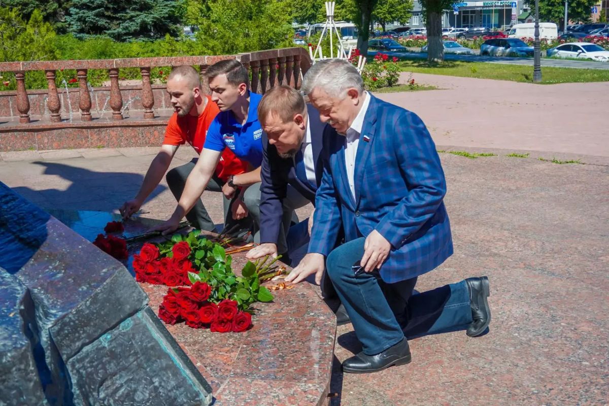В Луганске почтили память ветеранов боевых действий (фоторепортаж) В Луганске почтили память ветеранов боевых действий (фоторепортаж)