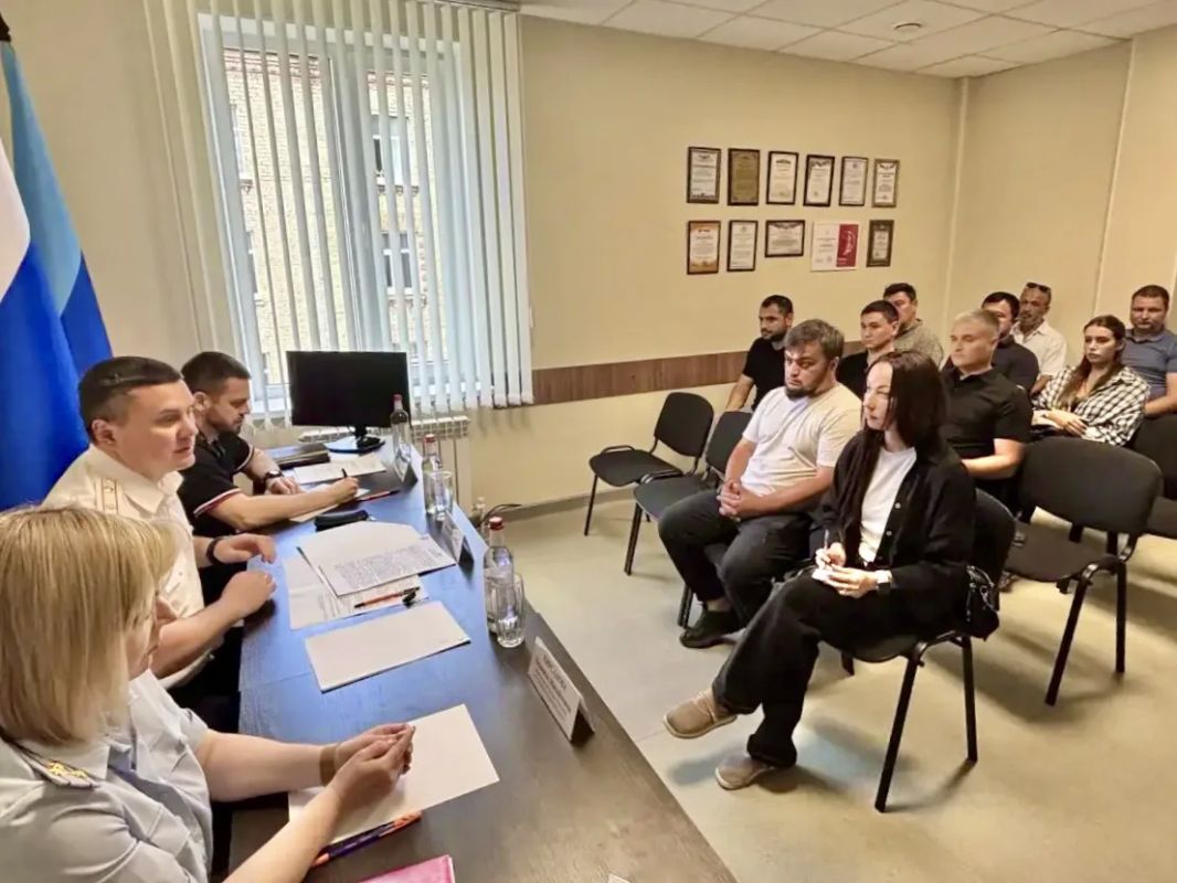 Полицейские Луганска обсудили с работодателями вопросы соблюдения миграционного законодательства при найме иностранцев Полицейские Луганска обсудили с работодателями вопросы соблюдения миграционного законодательства при найме иностранцев