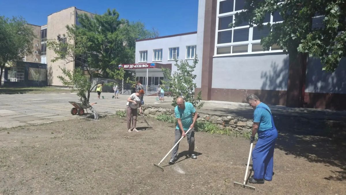 В Северодонецке состоялся общегородской субботник В Северодонецке состоялся общегородской субботник