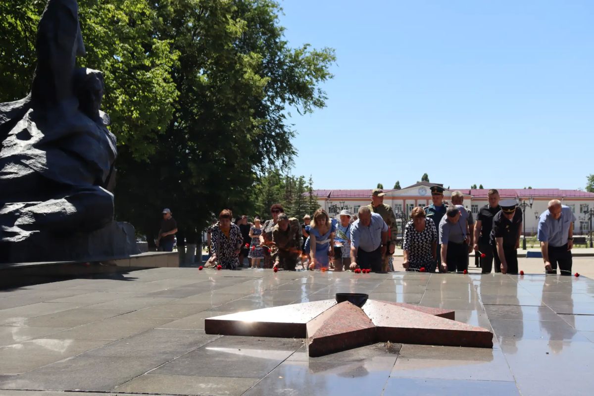 На мемориальном комплексе «Вечный огонь» прошло торжественное возложение цветов, приуроченное ко Дню ветеранов боевых действий На мемориальном комплексе «Вечный огонь» прошло торжественное возложение цветов, приуроченное ко Дню ветеранов боевых действий