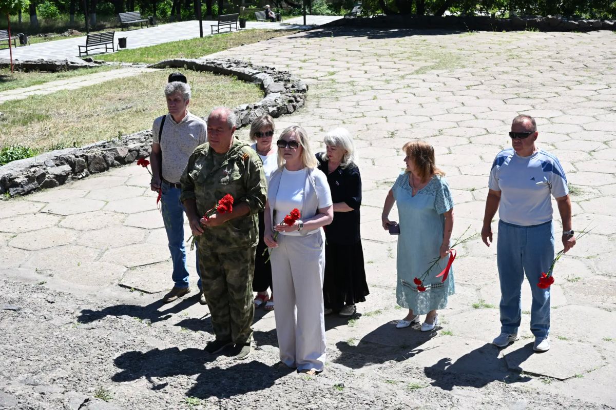 В тёплой, душевной атмосфере собравшиеся вспоминали события тех лет, говорили о мужестве и стойкости тех, кто с оружием в руках защищал Родину в разных «горячих точках» – Афганистане, на Северном Кавказе, в Сирии и, конечно... В тёплой, душевной атмосфере собравшиеся вспоминали события тех лет, говорили о мужестве и стойкости тех, кто с оружием в руках защищал Родину в разных «горячих точках» – Афганистане, на Северном Кавказе, в Сирии и, конечно...